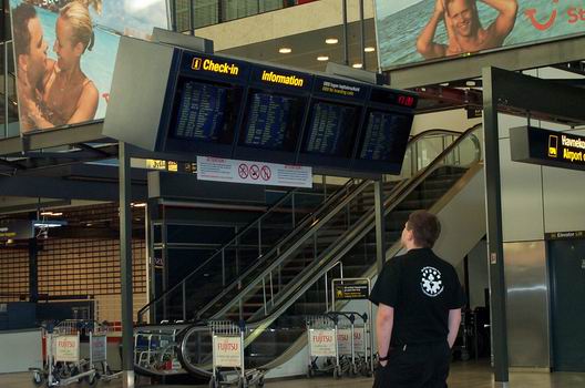 Copenhagen Airport - named Kastrup. Thomas is looking at the terminal screens wearing his t-shirt from the student union.. yeah!!!