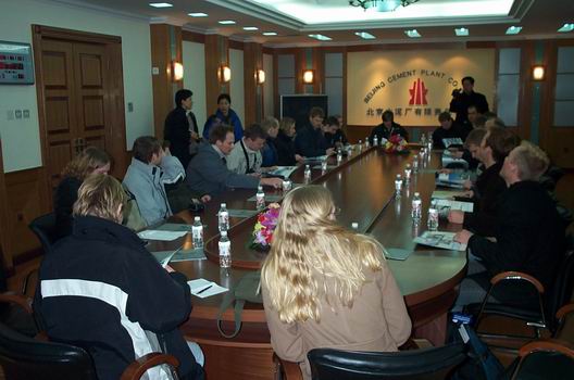 A visit to Beijing Cement Plant Co. We are listening to a spokesman from the plant - in Chinese interpreted to bad English. But at least we got a lot of numbers..... as how much they produce, how big they are.. how.... super environmental... Very insteresting, but we didn't hear much about how it worked:-(