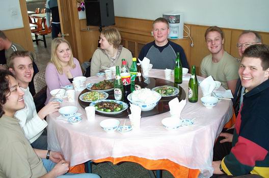 Same day in the afternoon in the cantineen of a huge steel mill with about 150.000 employees. We are about to eat some traditionally Chinese food, from left to right: Miguel, Klaus, Sabine, Susanne, Jens ge, Troels, Niels Erik (our teacher) and Thomas.