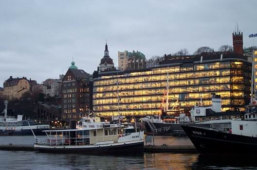 I couldn't help myself. Stockholm is a very beautiful city, I think it is more interesting than Copenhagen. See this beautiful illuminated office building by the skerries in central Stockholm.