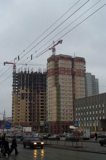 The grey buidling on the right behind the construction site is the dormitory Dom Studentskij Vernadskogo belonging to Moscow State University. That's the place where I lived 4 months in the summer 2003. I had a windows to the construction of the buidlings, which was equal to noise 24 hour a day. I fact I got so connected to the construction, that I missed it, when I got home:-)