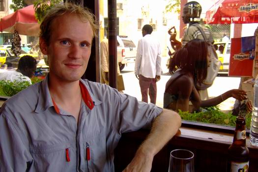 After getting rid of our first encounter with the local hustlers we decided to settle down in a caf near Independence Square in the centre of Dakar (I wonder how many cities has a square with that name?!). Here Morten can be seen with one bottle of the local Senegalese brew "Flag" - a really good beer by the way.