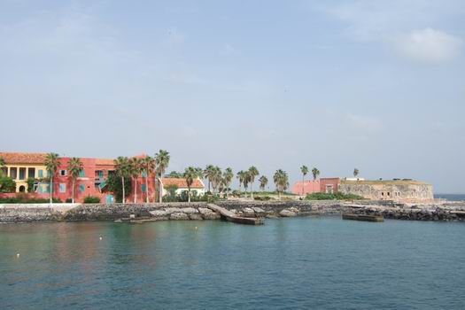 The picture here above is taken at the harbor of Île de Gorée (Gorée Island), which was the location of the House of Slaves (you can find more information on Wikipedia).