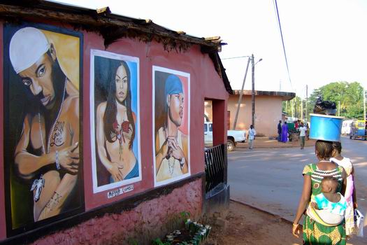 I was quite amazed by these paintings on this house wall. It somehow reminded me of the America's - maybe that was also what the artist had in mind. So also in Bissau they listen to too much American rap music about how cool it is to do drive-by shootings and enjoy big-boob girls.