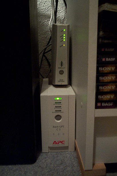 Min APC UPS med Motorola SB4100 kabelmodem ovenp.